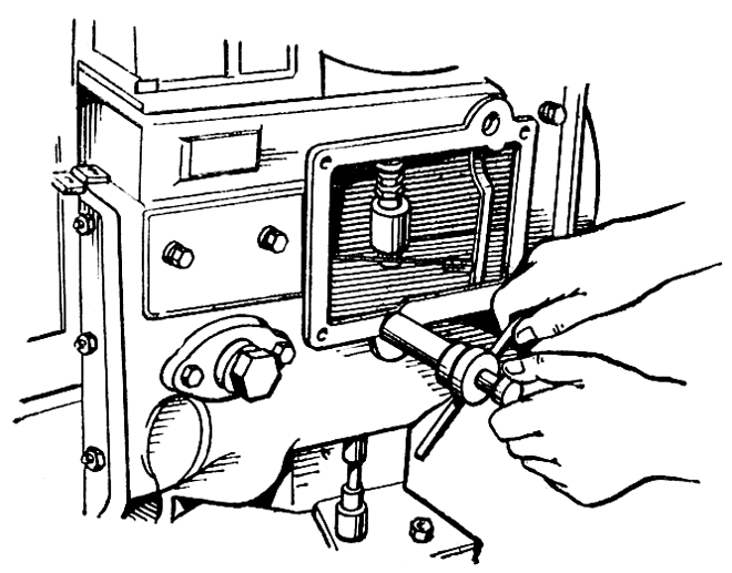 Выпрессовка нижнего валика регулятора с помощью съемника ПИМ-640.120 Выпрессовка нижнего валика регулятора с помощью съемника ПИМ-640.120